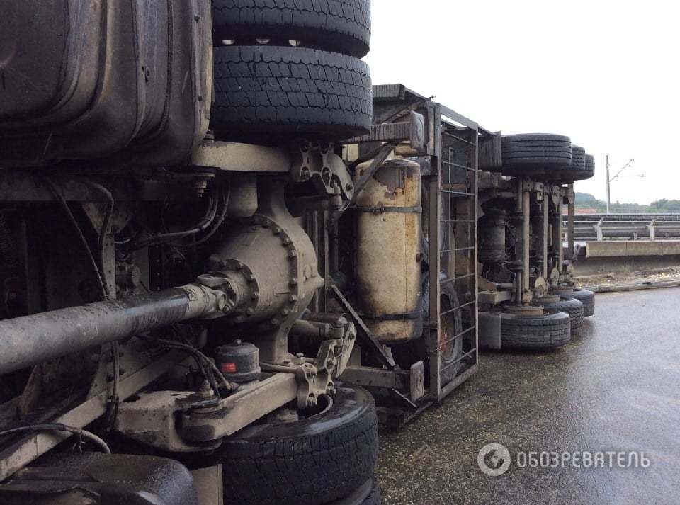 В Киеве перевернулась фура: опубликованы фото и видео