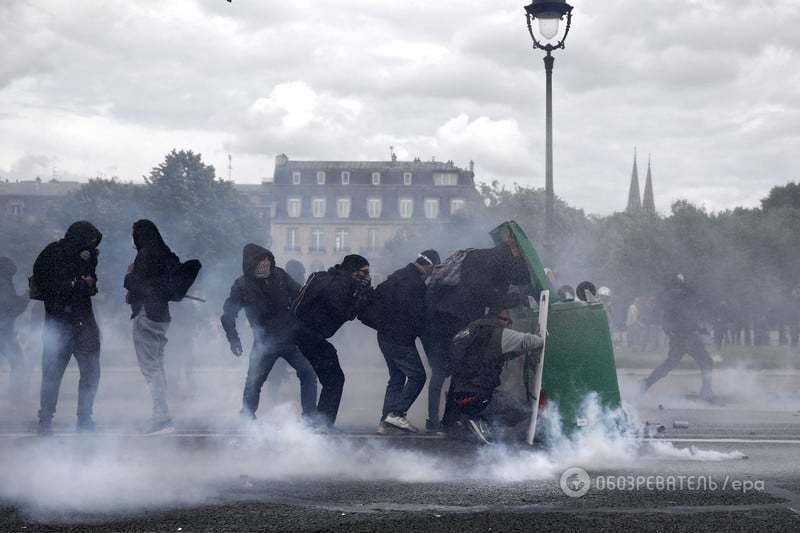Водомети й газ: багатотисячні протести в Парижі переросли у криваві бійки з поліцією