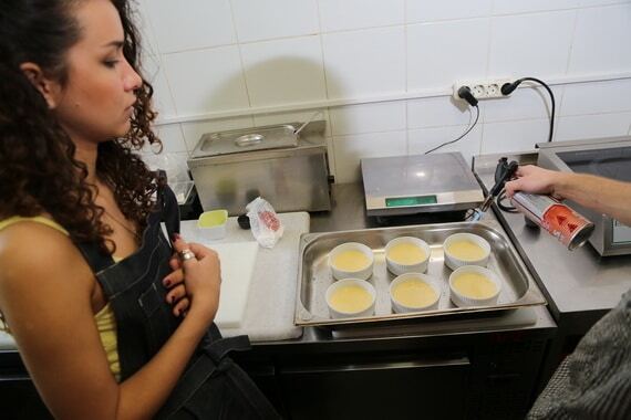 Крем-брюле с лавандой: холостячка Анетти поделилась рецептом вкусного десерта
