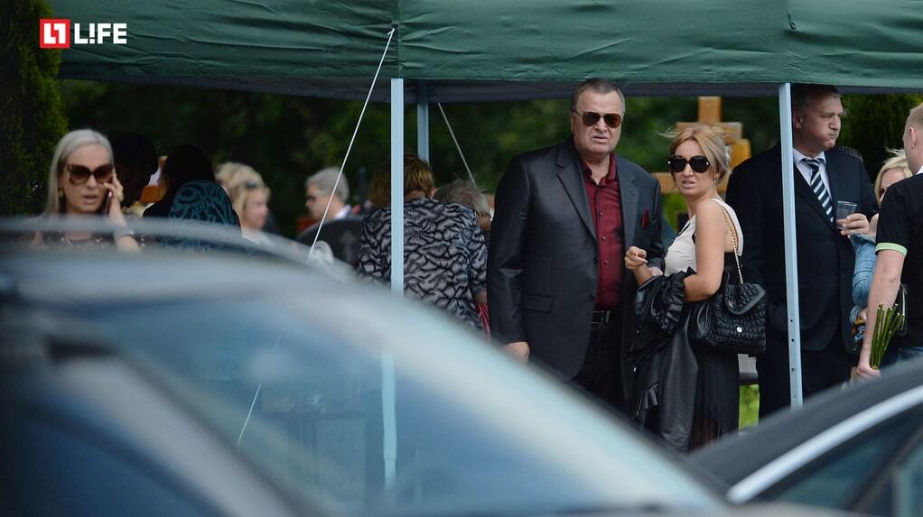 Родственники Фриске приехали на кладбище к певице без Шепелева
