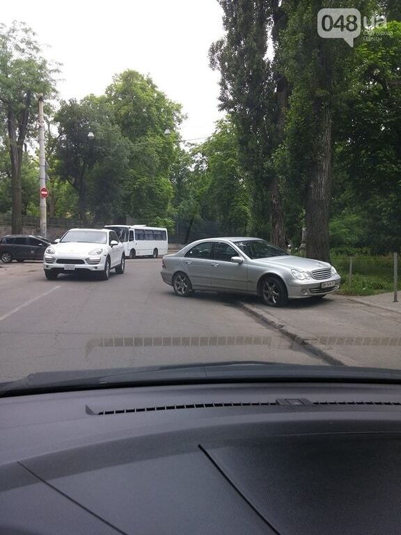 Герои парковки: в Одессе начали борьбу с автохамами. Фоторепортаж