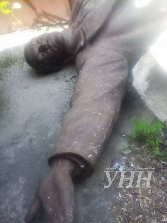 В Мариуполе появилось "кладбище" снесенных памятников Ленину: фотофакт