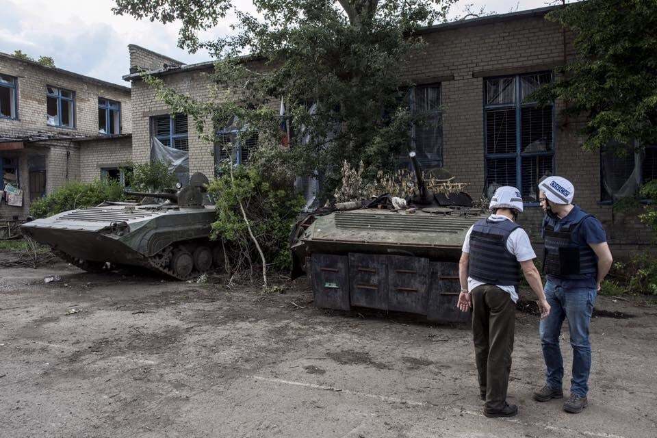 Террористы устроили хранилище оружия из школы на Донбассе