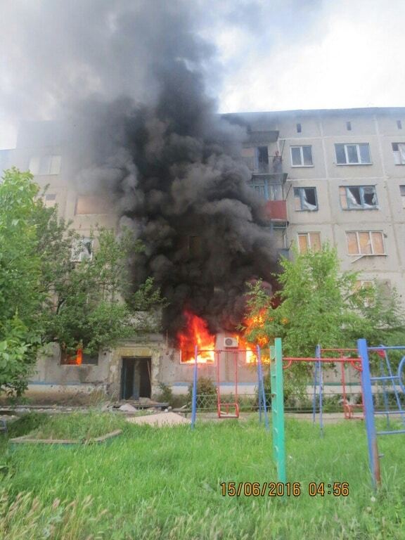 Пряме влучення: у Красногорівці снаряд бойовиків зруйнував 5-поверхівку