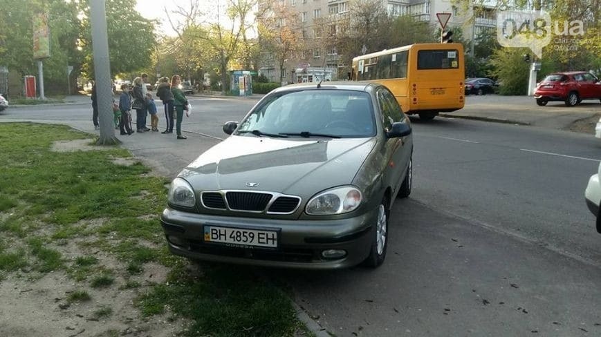 Герои парковки: в Одессе начали борьбу с автохамами. Фоторепортаж