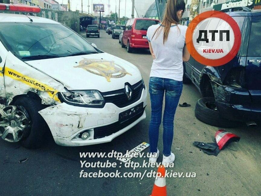 В Киеве автомобиль службы охраны устроил ДТП: опубликованы фото
