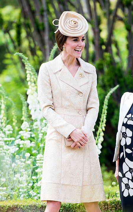 Кейт Миддлтон в элегантном наряде покопалась в саду ирландского замка: опубликованы фото