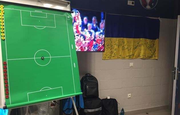 Привет из АТО. В сети показали, как выглядит раздевалка сборной Украины на Евро-2016: фотофакт