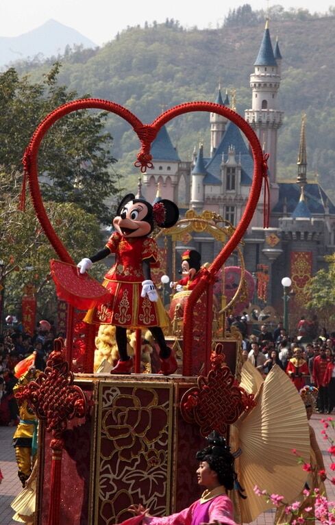 В Китае открылся парк развлечений Диснейленд: опубликованы фото