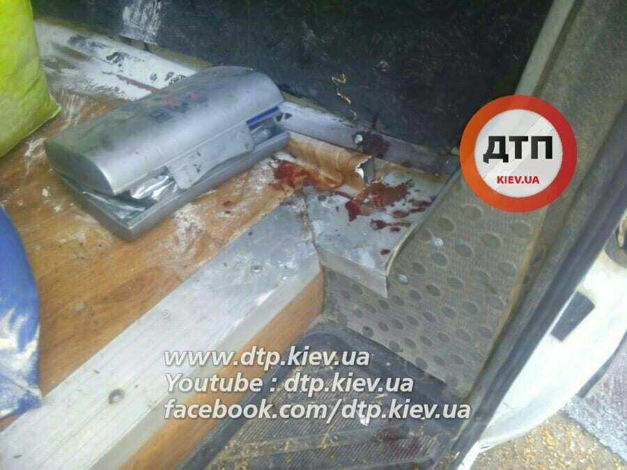 В Киеве произошло ДТП со спящим водителем: есть пострадавшие. Опубликованы фото