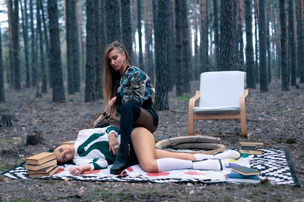 "Горячие" девчонки из Hot God устроили ролевые игры в лесу: опубликовано видео