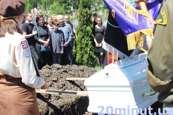 У Тернополі попрощалися з 14-річною школяркою, яка загинула через шторм на Одещині
