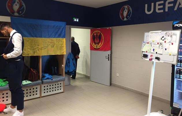 Привет из АТО. В сети показали, как выглядит раздевалка сборной Украины на Евро-2016: фотофакт