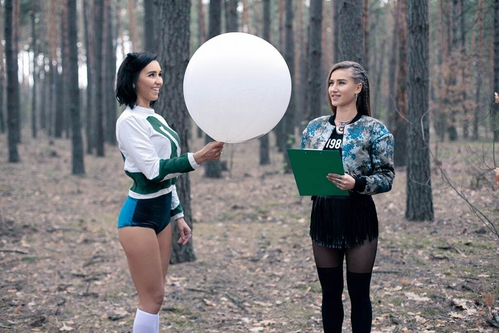 "Горячие" девчонки из Hot God устроили ролевые игры в лесу: опубликовано видео