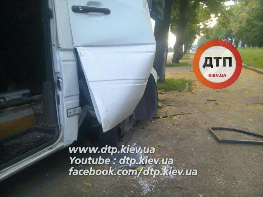 В Киеве произошло ДТП со спящим водителем: есть пострадавшие