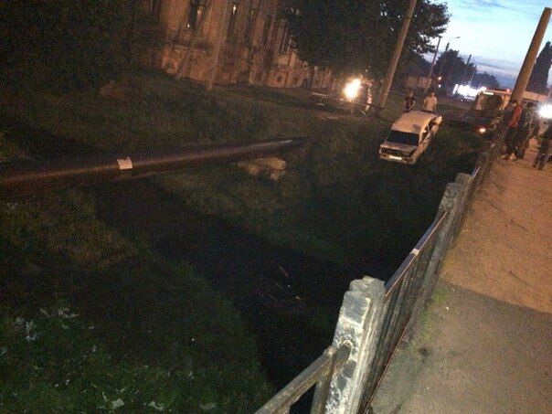 ДТП в Харькове: автомобиль вылетел с дороги в реку. Фото
