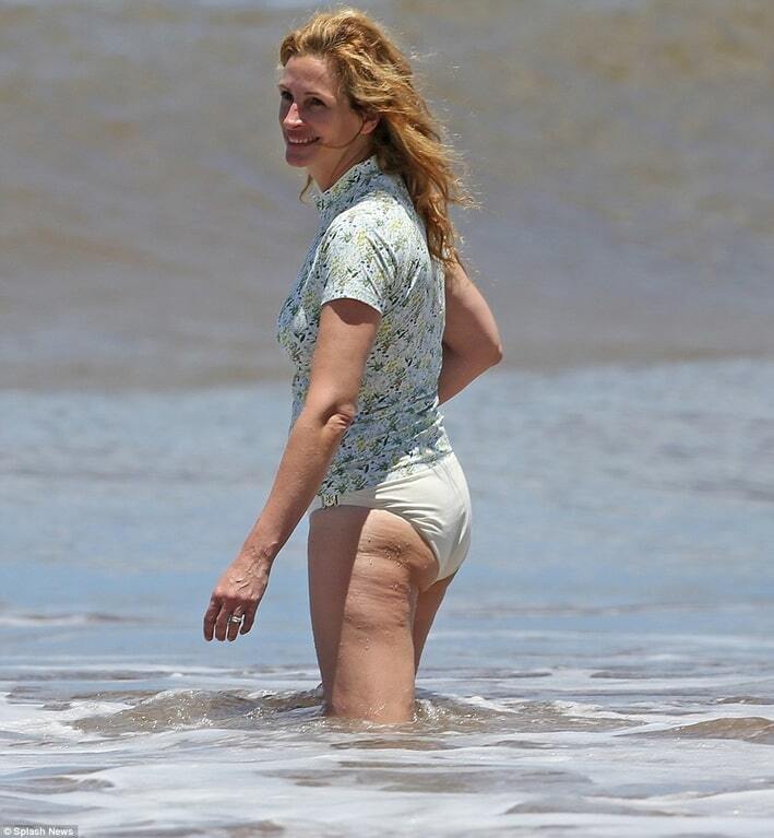 48-летняя Джулия Робертс показала фигуру на пляже: опубликованы фото