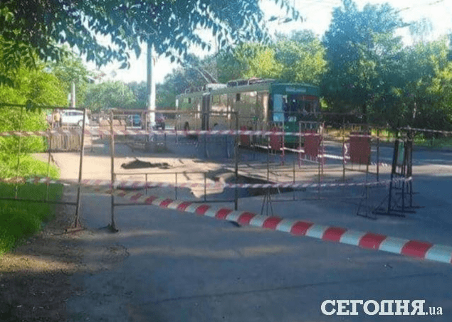 У Києві посеред тротуару провалився асфальт