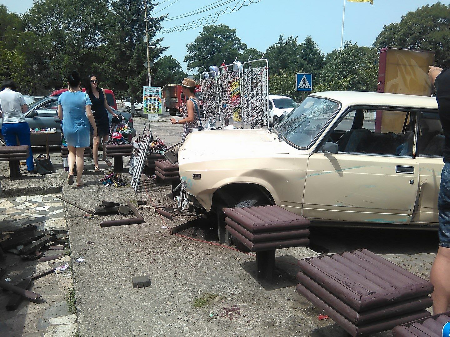 На Закарпатті літній водій на "ВАЗі" збив огорожу та дерево. Водія госпіталізовано. Фото