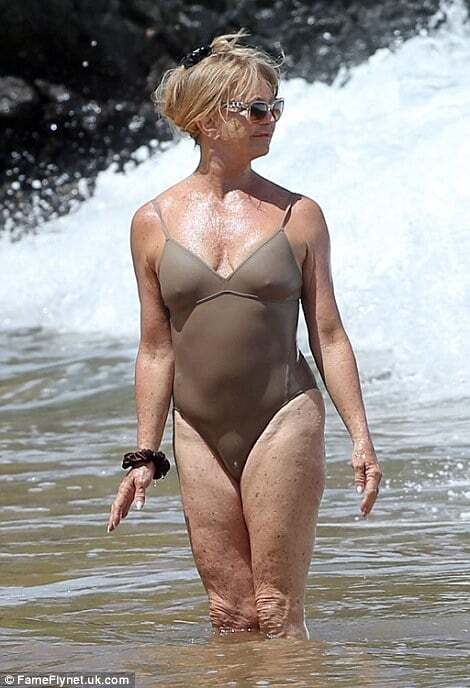 Отпуск на Гавайях: 70-летняя Голди Хоун блеснула фигурой в купальнике