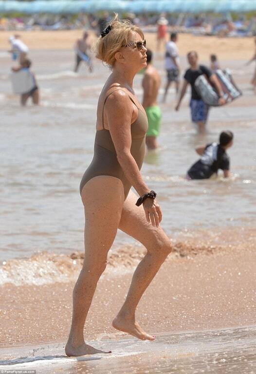 Отпуск на Гавайях: 70-летняя Голди Хоун блеснула фигурой в купальнике
