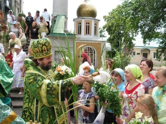  Трава против злых духов и пикник в роще: как незабываемо отпраздновать Троицу