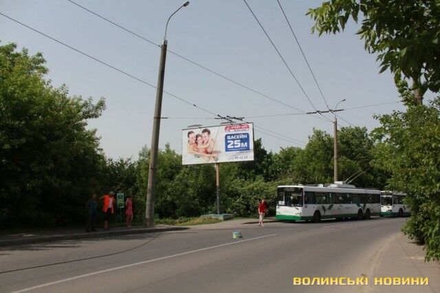 ДТП у Луцьку: маршрутка знесла стовп. Фото