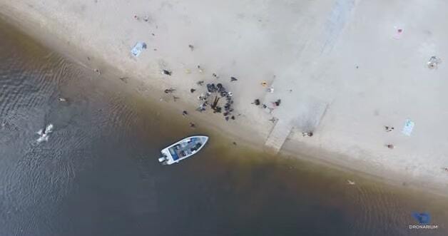 Спасение утопающих: работу спасателей на Днепре сняли с дрона