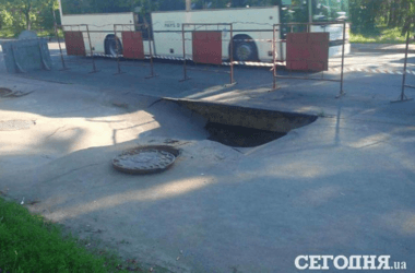 У Києві посеред тротуару провалився асфальт