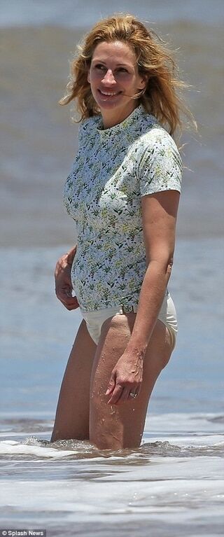48-летняя Джулия Робертс показала фигуру на пляже