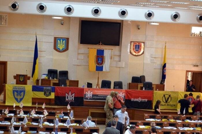 Саакашвили и люди в камуфляже: СМИ узнали о срыве сессии Одесского облсовета. Опубликованы фото