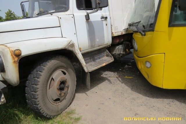 ДТП на Волині: зіткнулася маршрутка та вантажівка. Постраждалих госпіталізовано. Фото