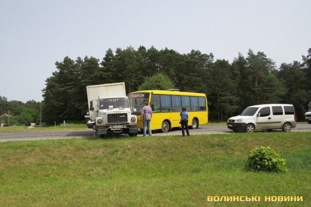 ДТП на Волині: зіткнулася маршрутка та вантажівка. Постраждалих госпіталізовано. Фото