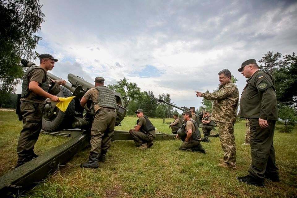 Підкріпився з хлопцями: Порошенко пообідав із нацгвардійцями на полігоні