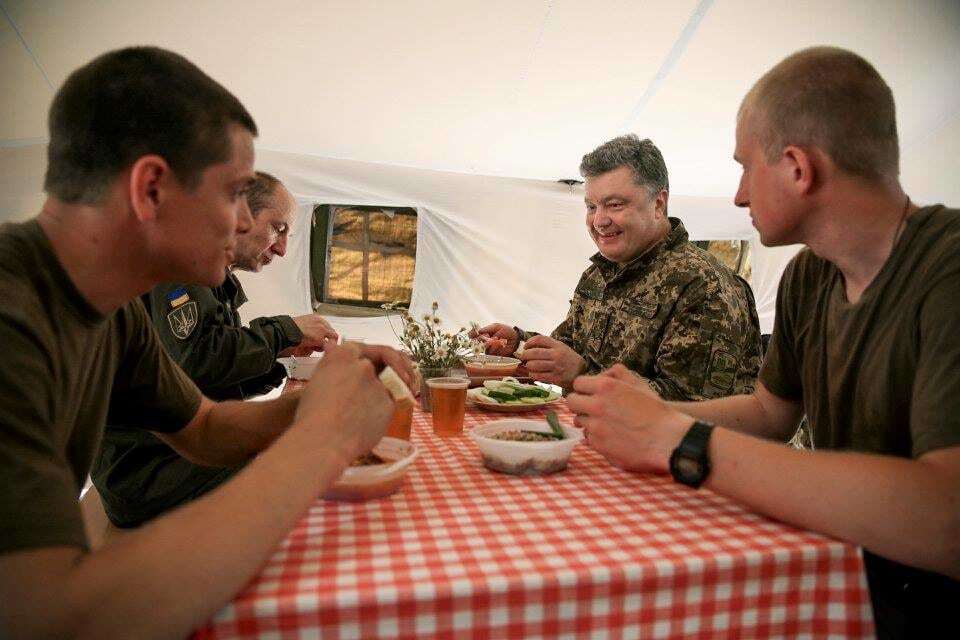 Подкрепился с ребятами: Порошенко пообедал с нацгвардейцами на полигоне. Опубликованы фото