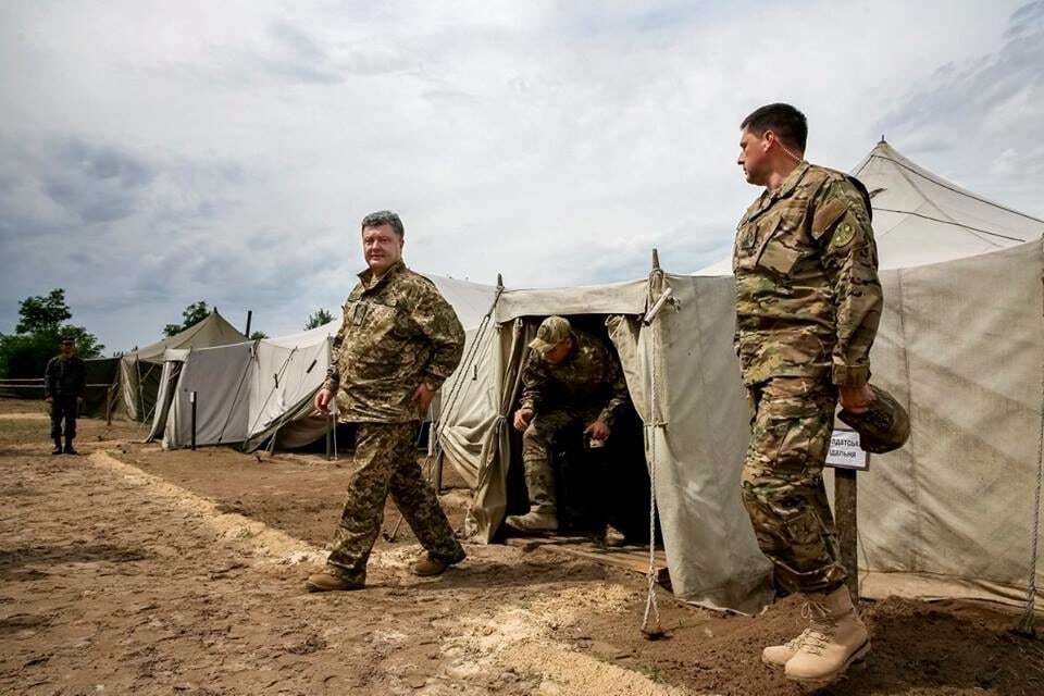 Підкріпився з хлопцями: Порошенко пообідав із нацгвардійцями на полігоні