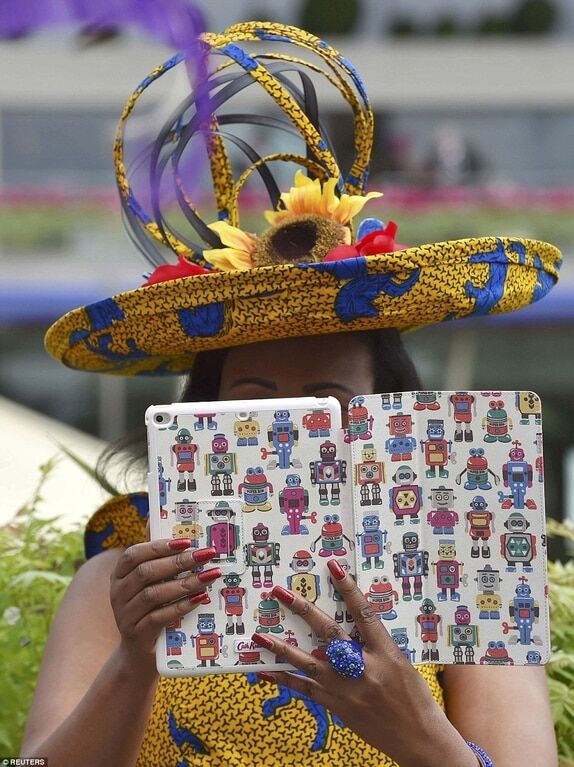 Таких шляпок вы еще не видели: фоторепортаж с Королевских скачек в Аскоте