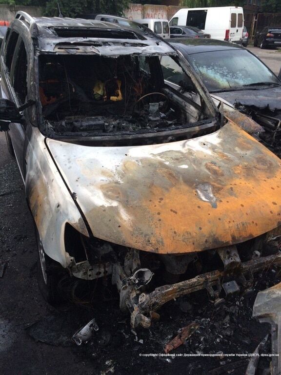 У Житомирі невідомі підпалили 7 автомобілів, зокрема 2 машини прикордонників