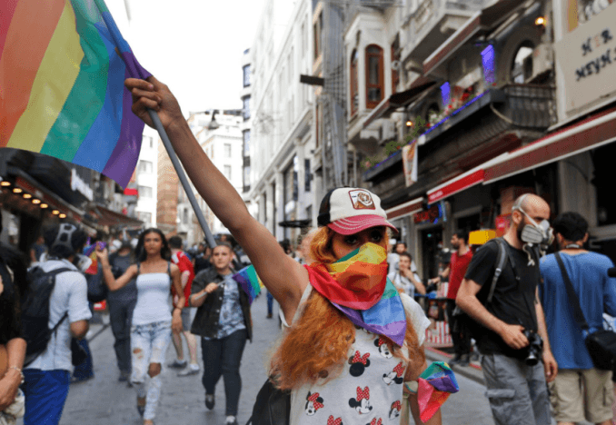 У Стамбулі зі сльозогінним газом і кулями розігнали гей-парад