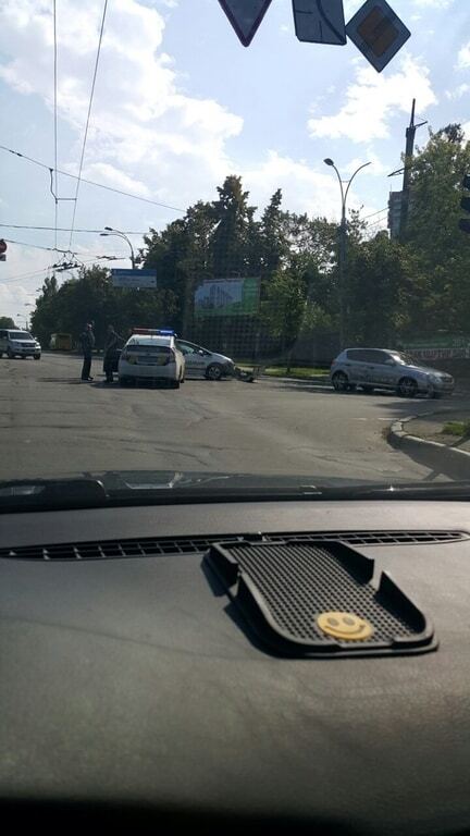 Авария в Киеве: машина полиции врезалась в легковушку. Фотофакт 