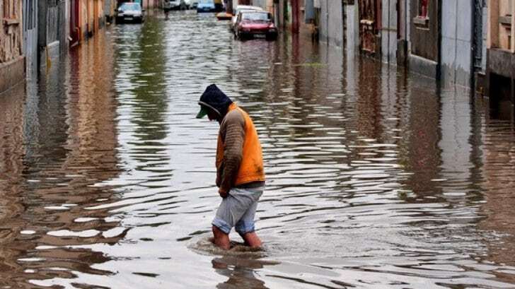 В Румынии из-за наводнения эвакуировали десятки людей: опубликованы фото