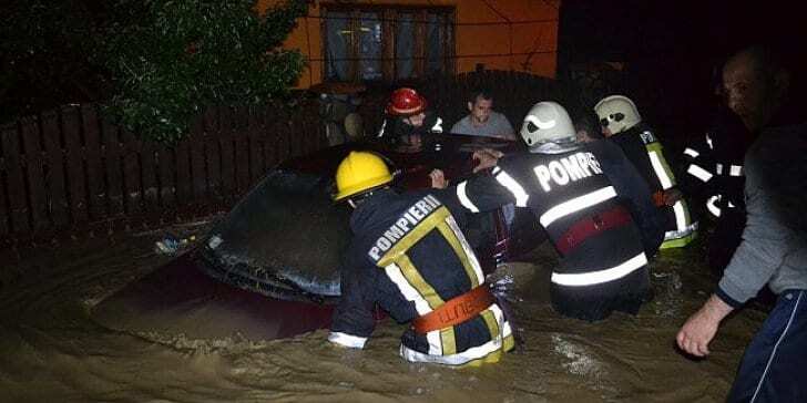 В Румынии из-за наводнения эвакуировали десятки людей: опубликованы фото