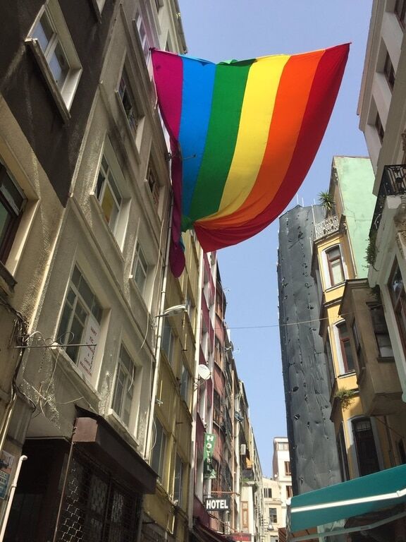 В Стамбуле со слезоточивым газом и пулями разогнали гей-парад. Опубликованы фото и видео