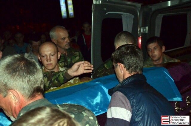 Тіло бійця полеглого в АТО зустрічали сотні людей на Волині