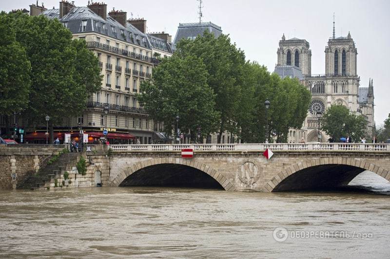 Париж під водою: через рекордну повінь закрили Лувр і метро