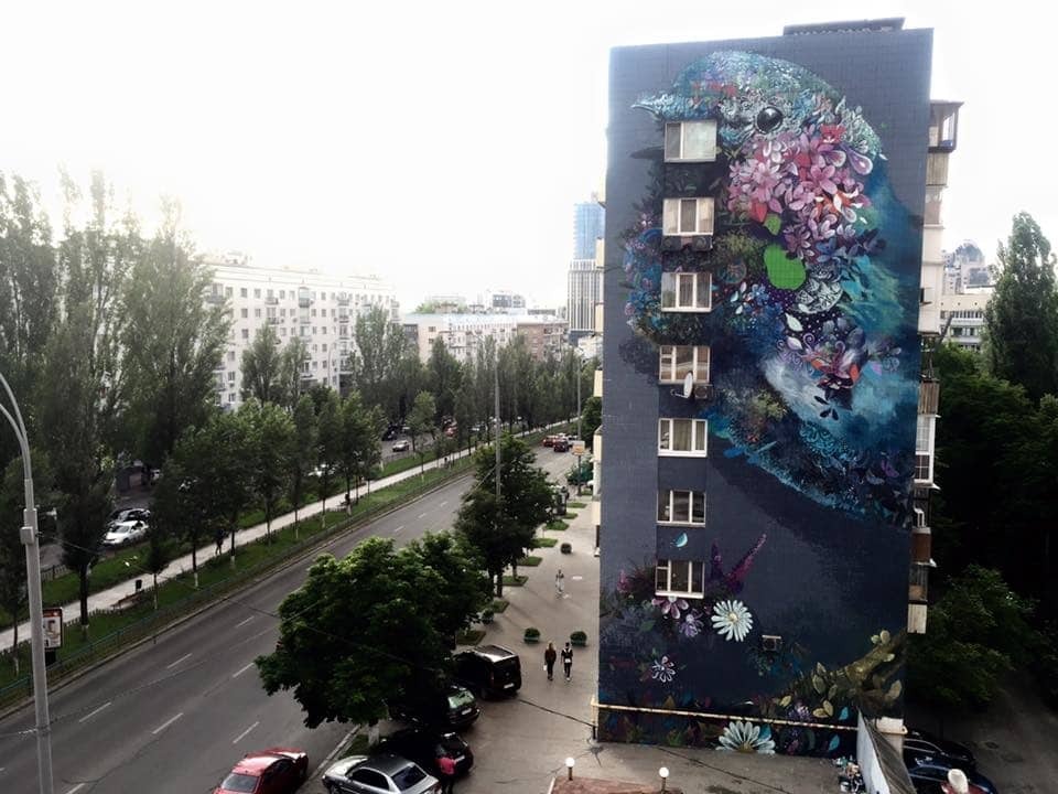 Дивовижний мурал у Києві: барвистий птах почав боротьбу за яскраві райони столиці