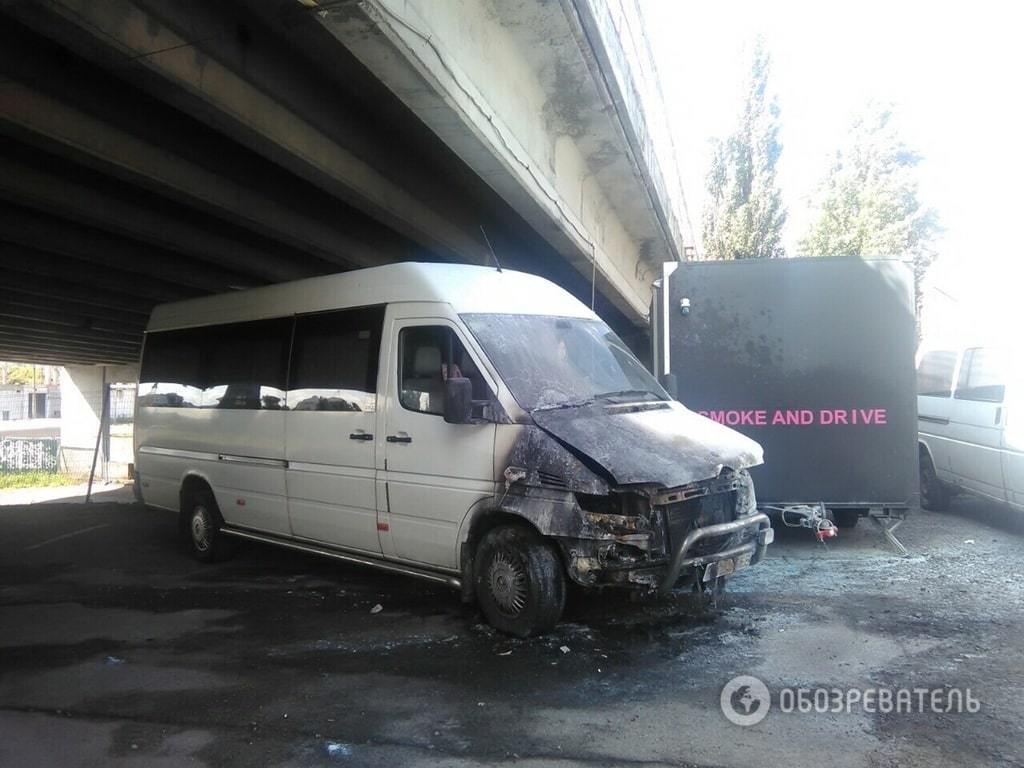 В Киеве подожгли маршрутку с водителем: опубликованы фото