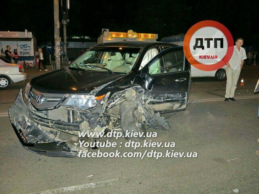 В Киеве водитель на Audi жестко протаранил Acura и бежал с места ДТП: опубликованы фото