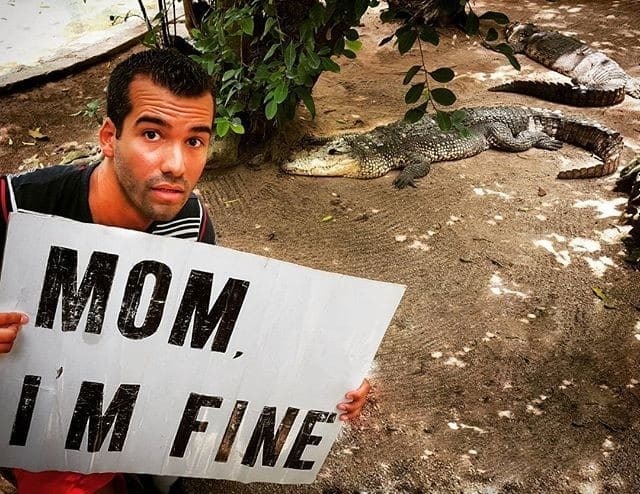 "Мам, я в порядке": безработный путешественник создал забавный фотопроект