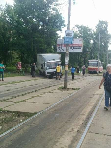ЧП произошло на Харьковском шоссе возле остановки "Бульвар Ярослава Гашека"
